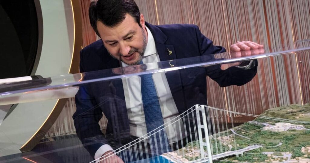 Matteo Salvini, ministro delle Infrastrutture e dei Trasporti, mentre ammira il plastico del Ponte sullo Stretto di Messina
