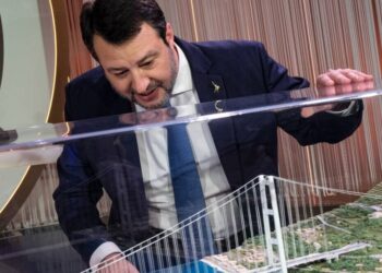 Matteo Salvini, ministro delle Infrastrutture e dei Trasporti, mentre ammira il plastico del Ponte sullo Stretto di Messina