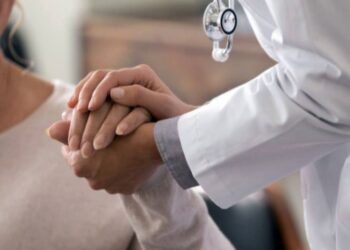 Un medico insieme ad un paziente