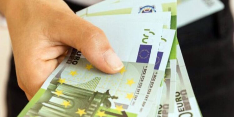 Una persona tiene in mano diverse banconote da 100 euro