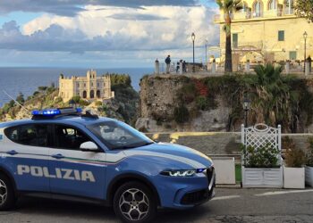 Calci e pugni contro gli agenti: un arresto a Tropea per lesioni e resistenza a pubblico ufficiale