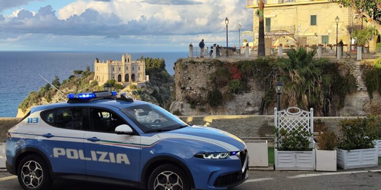 Calci e pugni contro gli agenti: un arresto a Tropea per lesioni e resistenza a pubblico ufficiale