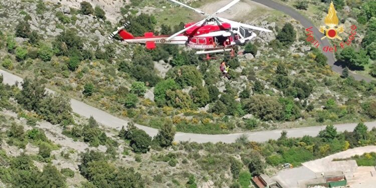 Calabria, Vigili del fuoco recuperano con l’elicottero un escursionista infortunato