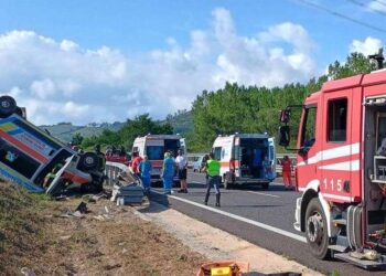 Ambulanza si ribalta sull’A/2 tra gli svincoli di Vazzano e Sant’Onofrio: tre feriti