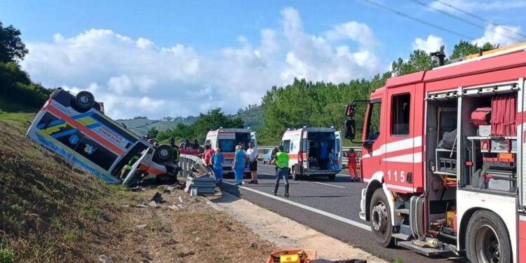 Ambulanza si ribalta sull’A/2 tra gli svincoli di Vazzano e Sant’Onofrio: tre feriti