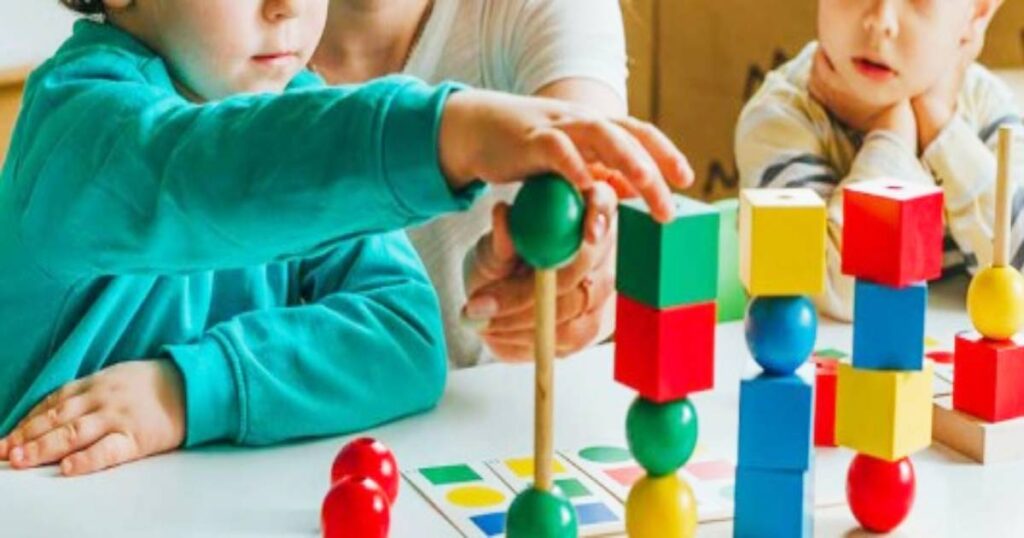 Dei bambini impegnati nelle attività di gioco all'asilo