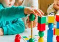 Dei bambini impegnati nelle attività di gioco all'asilo