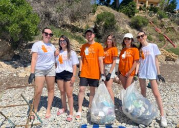 Giornata per la lotta alla droga: l’Associazione Valentia ripulisce due spiagge calabresi
