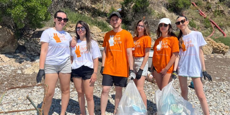Giornata per la lotta alla droga: l’Associazione Valentia ripulisce due spiagge calabresi