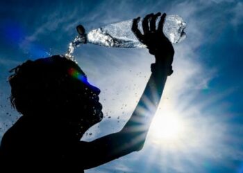 Una persona cerca refrigerio in estate a causa del caldo torrido