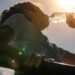 Una ragazza beve dell'acqua per contrastare il caldo estremo