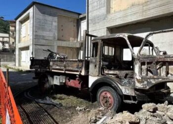Il camion distrutto in Calabria da un incendio doloso