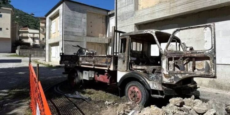 Il camion distrutto in Calabria da un incendio doloso