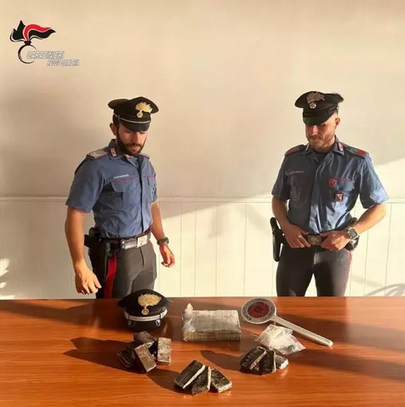 I carabinieri mostrano le sostanze sequestrate a Villa San Giovanni