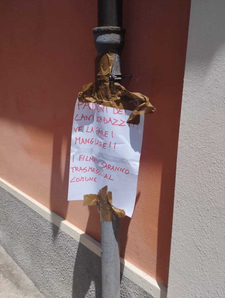 Il cartello affisso da un residente in via Vico Mergolo a Vibo Valentia contro i "lordazzi"