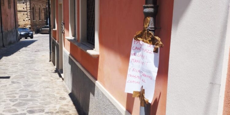 Il cartello esposto da un residente in via Vico Mergolo a Vibo Valentia