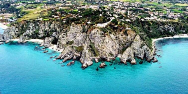 Un dettaglio della Costa degli Dei, uno dei sei parchi marini della Calabria