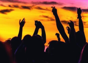 Persone che si divertono durante un evento in estate