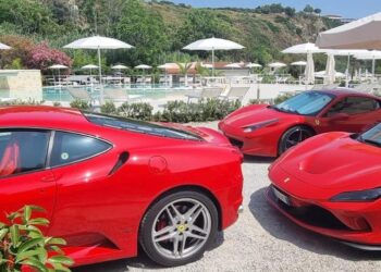 Le Ferrari sfilano a Ricadi, palcoscenico per il turismo d’eccellenza in Calabria