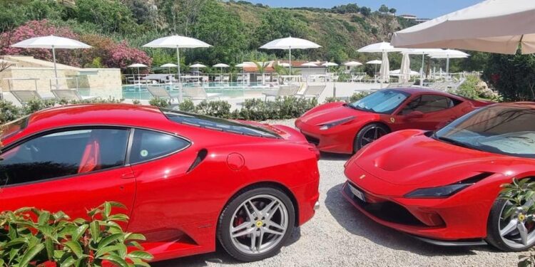 Le Ferrari sfilano a Ricadi, palcoscenico per il turismo d’eccellenza in Calabria