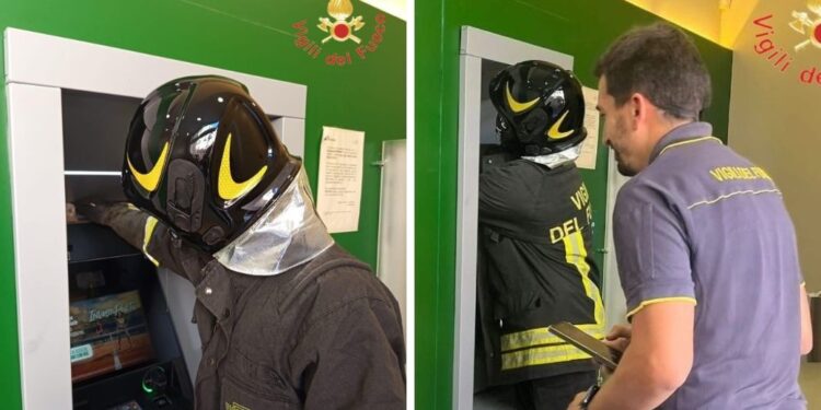 Gattino finisce incastrato in un bancomat in Calabria: salvato dai Vigili del Fuoco