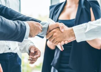 Alcune persone si stringono la mano
