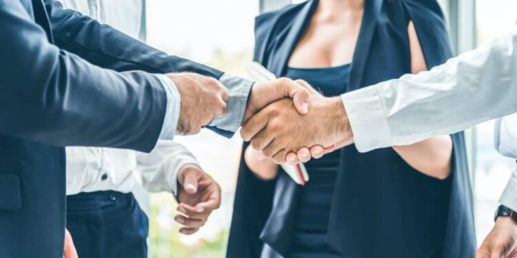 Alcune persone si stringono la mano
