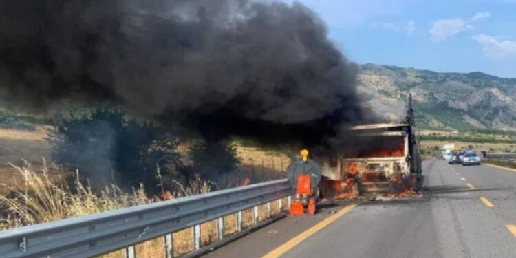 L'incendio sull'autostrada A2 in Calabria