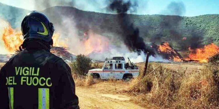 I vigili del fuoco impegnati nelle operazioni di spegnimento di un incendio