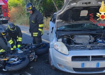 Incidente in Calabria tra un’auto e una moto: gravemente ferito il conducente della due ruote