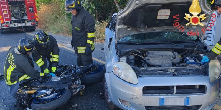 Incidente in Calabria tra un’auto e una moto: gravemente ferito il conducente della due ruote