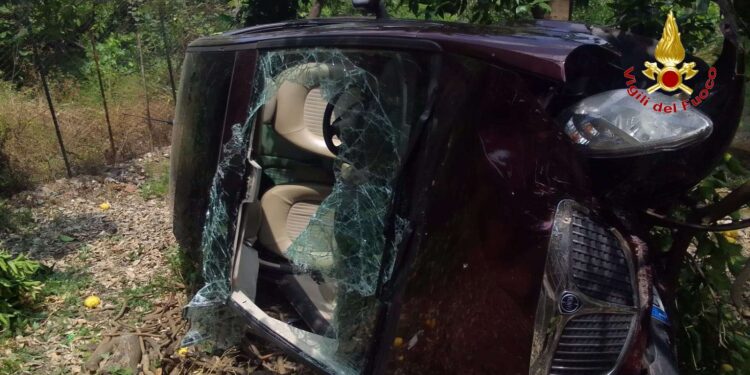 Finisce fuori strada e precipita con l’auto in un limoneto nel Vibonese: salvata dai Vigili del Fuoco