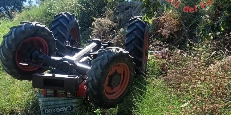 Si ribalta con il proprio trattore e rimane incastrato: morto un uomo in Calabria