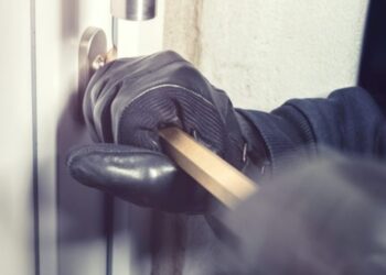 Un ladro forza la porta per eseguire un furto