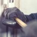 Un ladro forza la porta per eseguire un furto