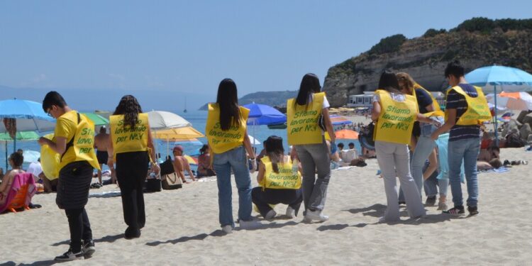 Tropea, successo per “Spiagge Pulite? – Pinzaci Tu”: studenti protagonisti nella tutela del litorale