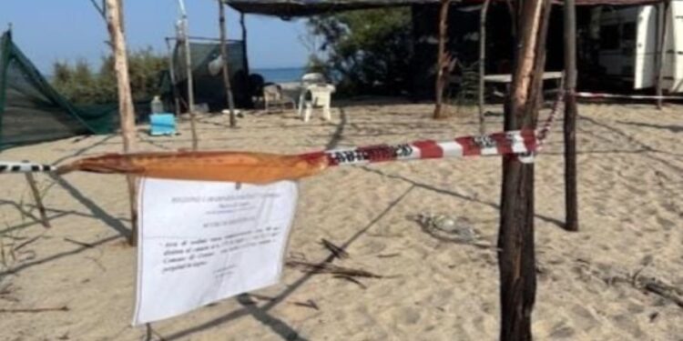 L'area adibita a campeggio sequestrata dai carabinieri in Calabria