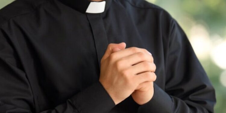 Un sacerdote