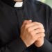 Un sacerdote