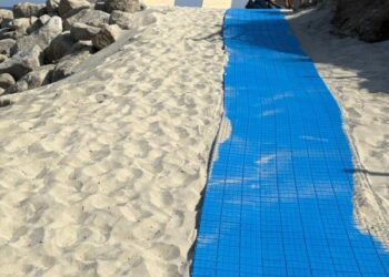 Anche la spiaggia di Formicoli a Ricadi è ora accessibile ai disabili: installata una passerella