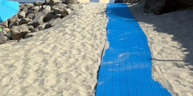 Anche la spiaggia di Formicoli a Ricadi è ora accessibile ai disabili: installata una passerella
