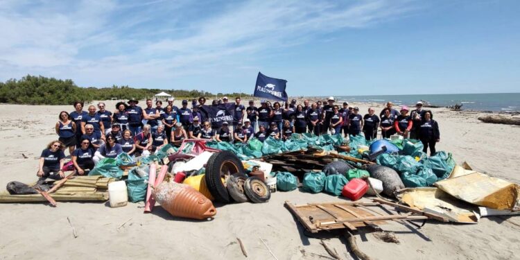 I volontari di Plastic Free durante uno degli interventi in Calabria