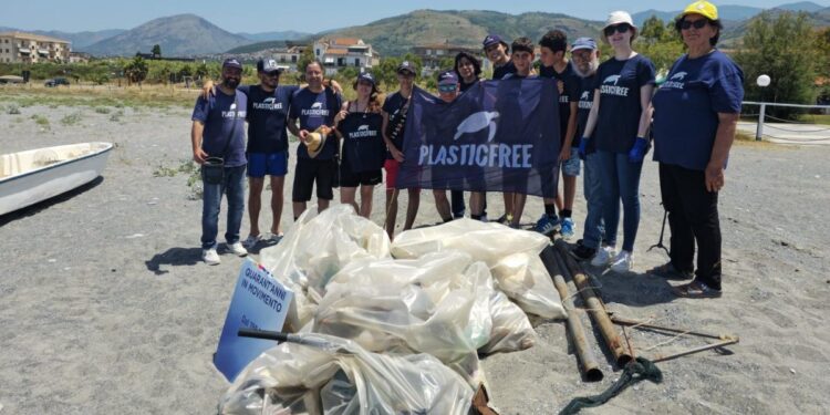 I volontari di Plastic Free Calabria durante un clean up sulle spiagge