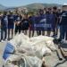 I volontari di Plastic Free Calabria durante un clean up sulle spiagge