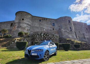 Una volante della Polizia di Stato con sullo sfondo il Castello di Vibo Valentia