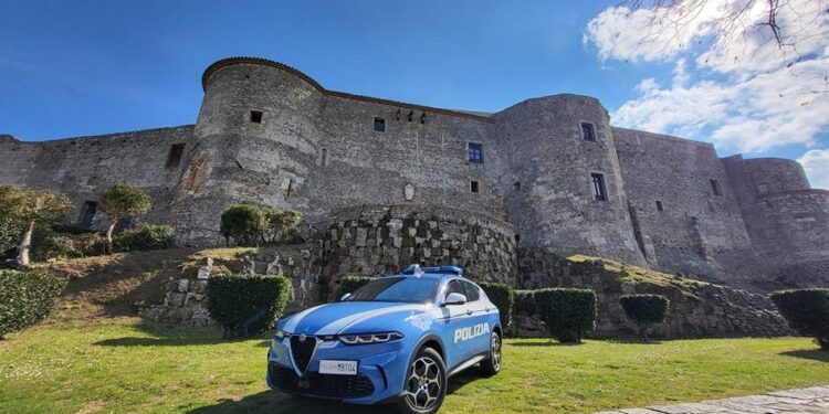 Una volante della Polizia di Stato con sullo sfondo il Castello di Vibo Valentia