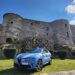 Una volante della Polizia di Stato con sullo sfondo il Castello di Vibo Valentia