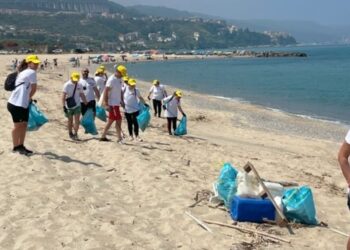 I lavoratori Callipo impegnati nella pulizia della spiaggia a Pizzo Calabro