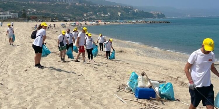 I lavoratori Callipo impegnati nella pulizia della spiaggia a Pizzo Calabro