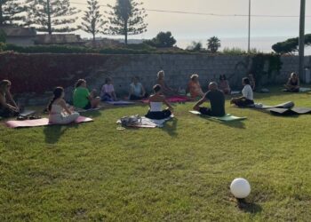 Parghelia. Riparte il salotto letterario e pratica yoga “Dialoghi di Luce”: iniziativa aperta a tutti